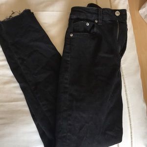 NWOT H&M BLACK JEANS SIZE 6!
